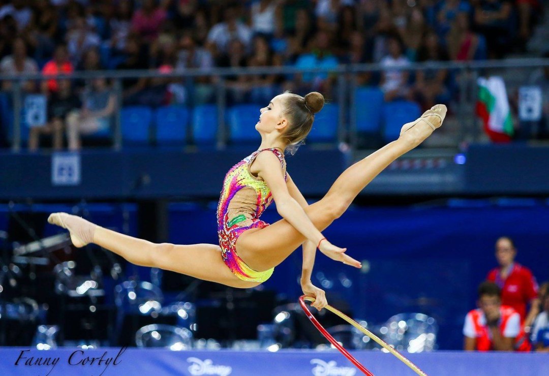 Gimnastas desnudas en el gimnasio