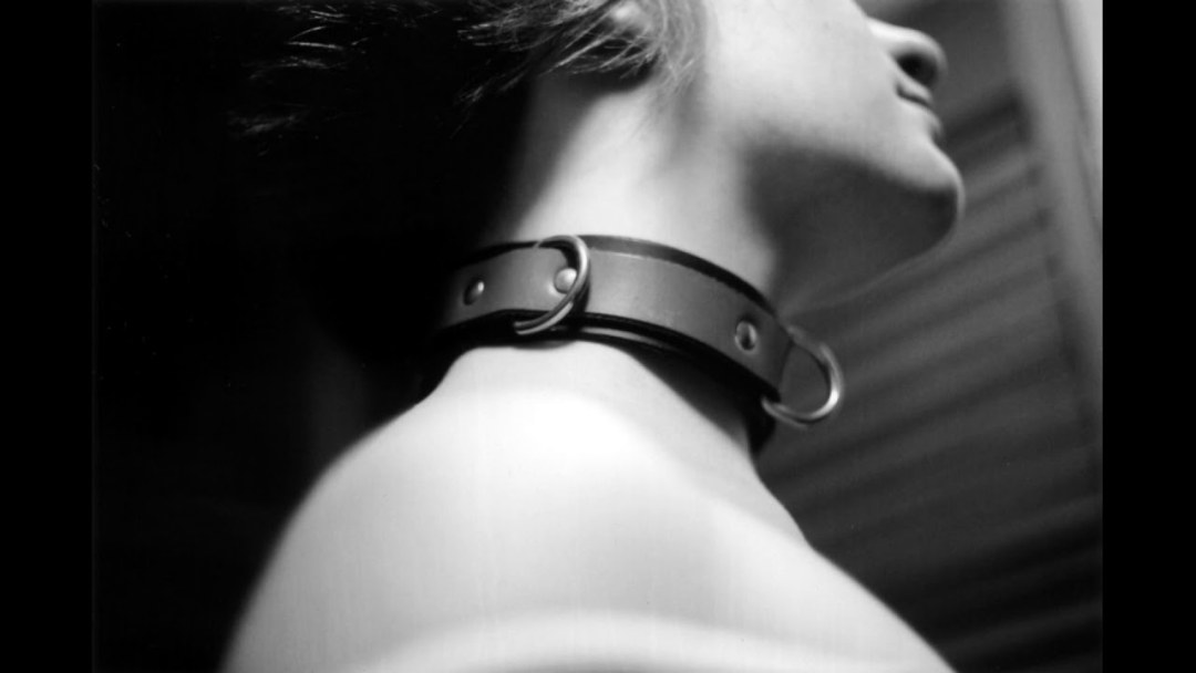 Bdsm con correa y esposas