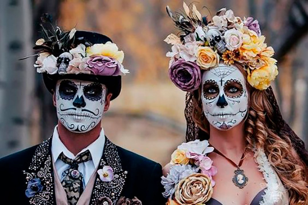 Papel tapiz en el calavera de escritorio