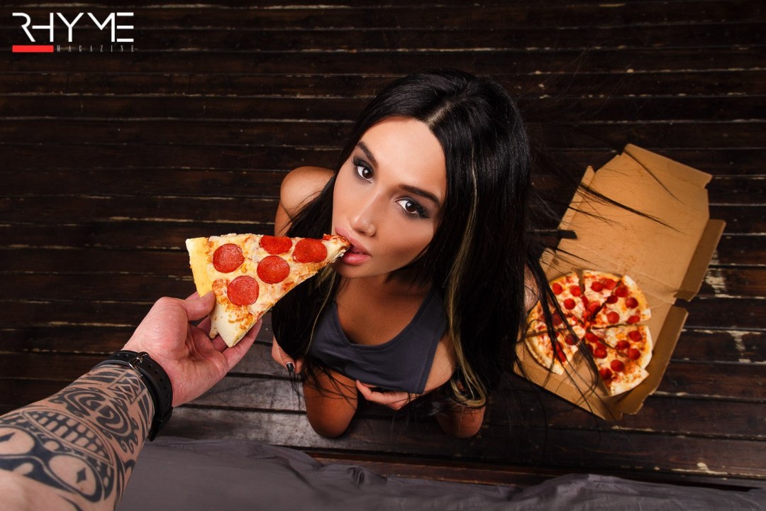 La niña come pizza