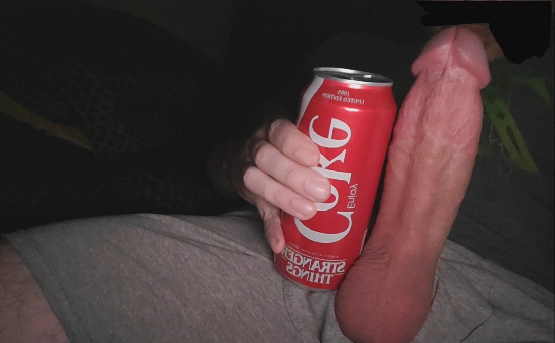 La niña se sentó en una botella de Pepsi