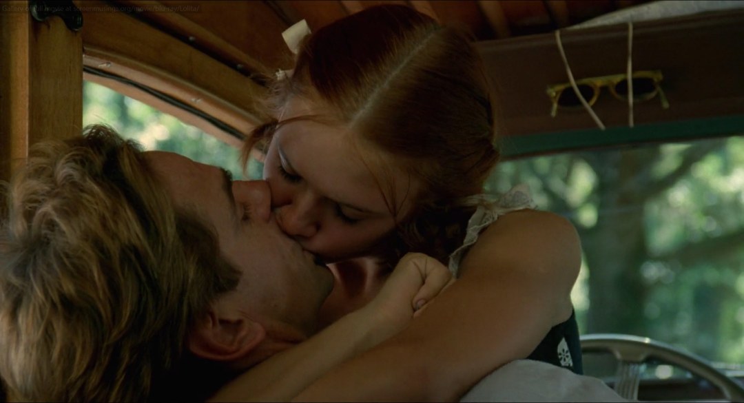 Dominic Swayne y Jeremy Irons beso