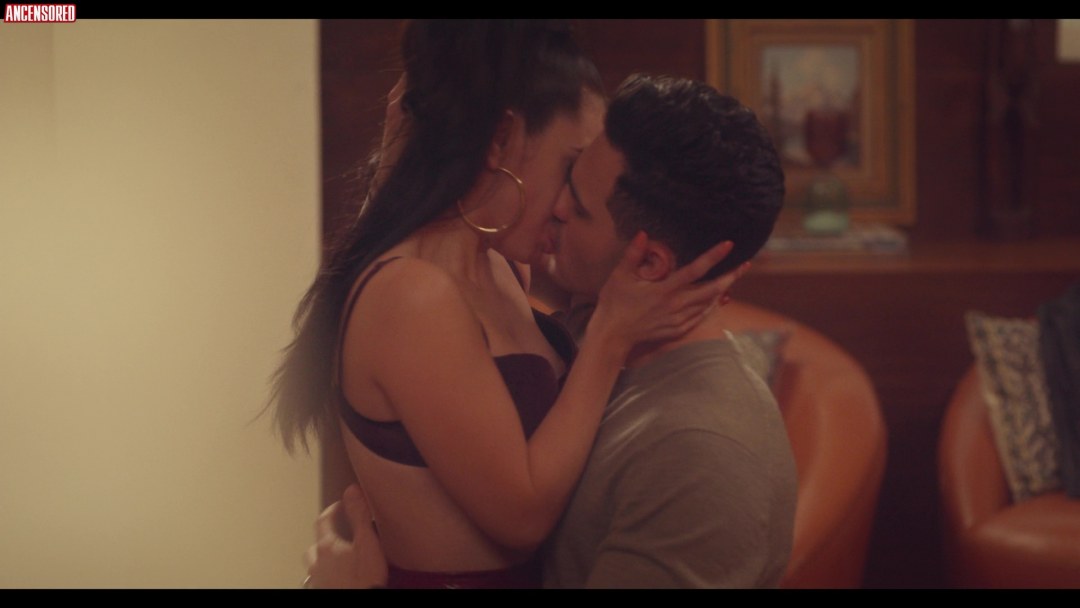 Jessica Parker Kennedy en velas negras