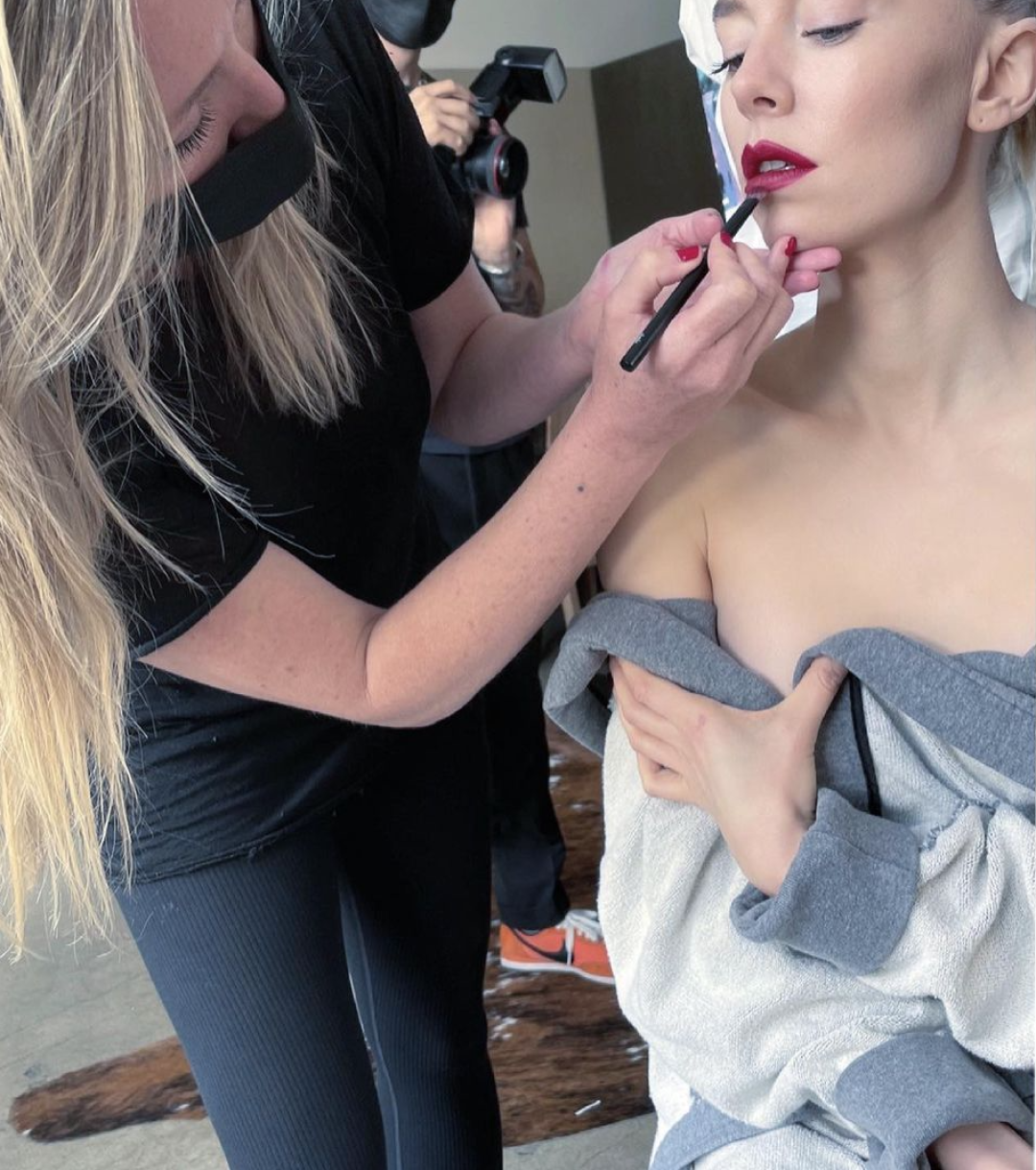 Vanessa Kirby de sus senos está abierta