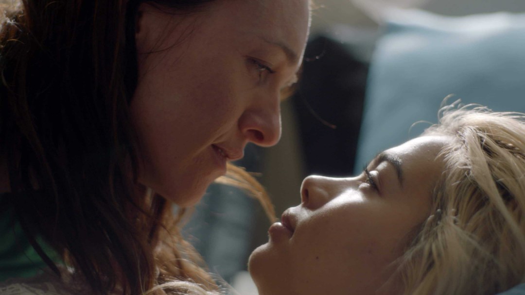 Beso de fugitivos de Carolina y Nico