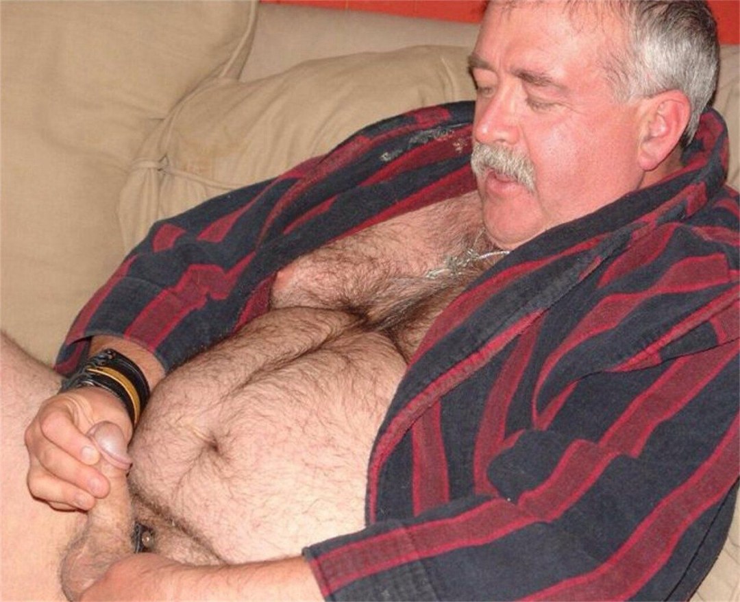 Hombre anciano peludo desnudo