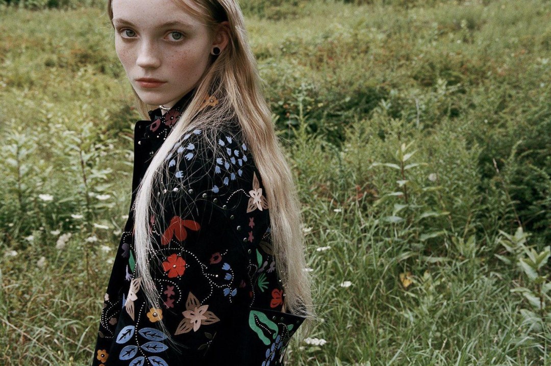 Chica con flores próximos vestidos
