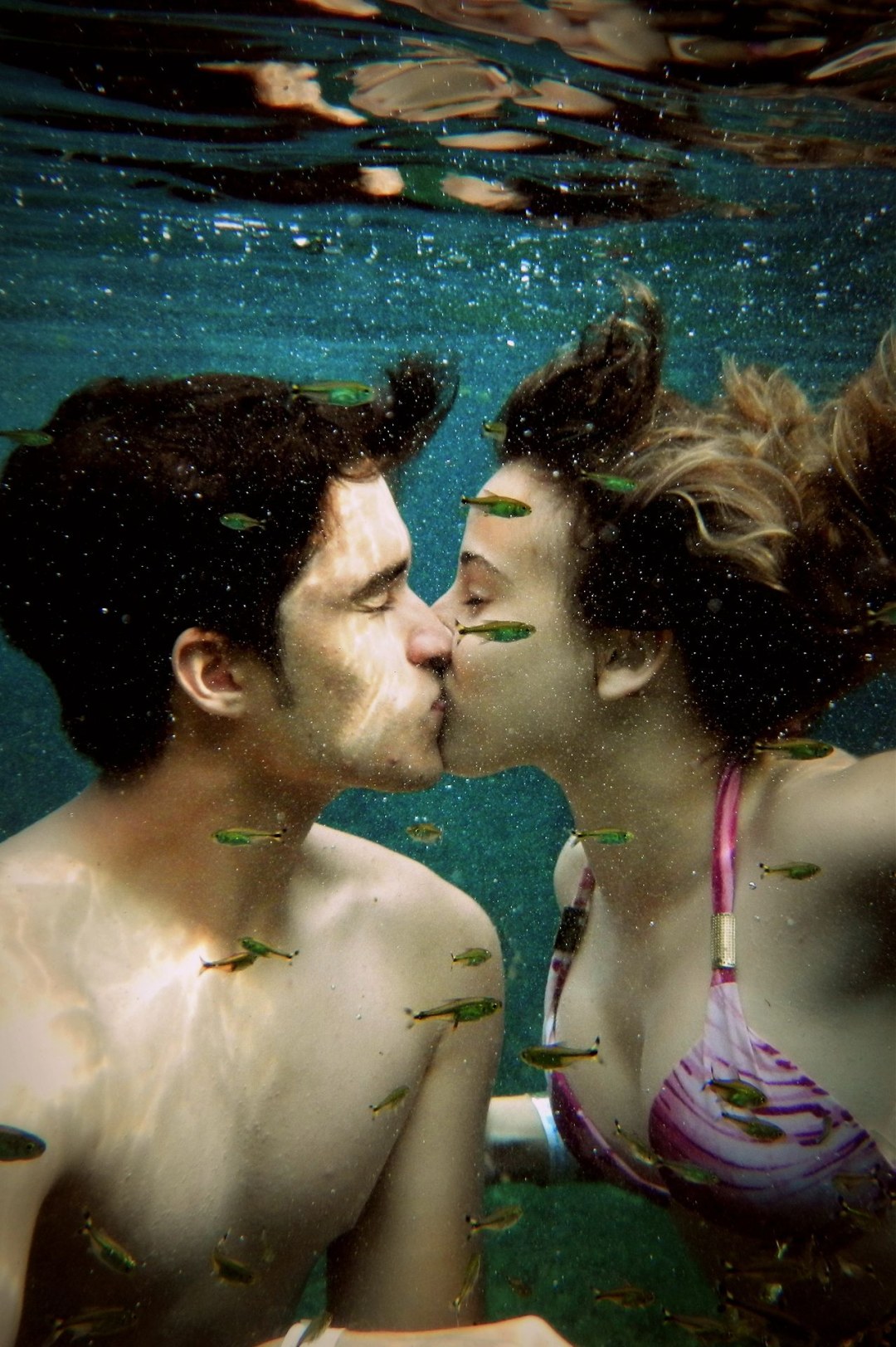 Luisita y Amelia besan