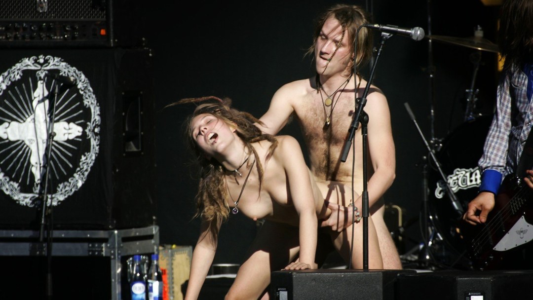 Chicas desnudas con instrumentos musicales