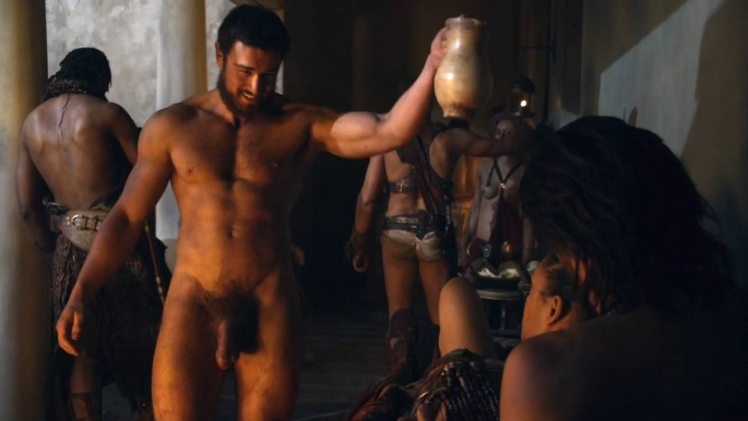 Manu Bennett Spartak Blood y arena desnuda