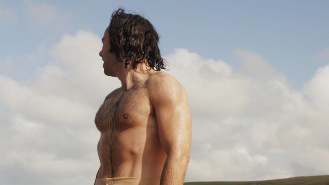 Aidan Turner es joven y desnuda