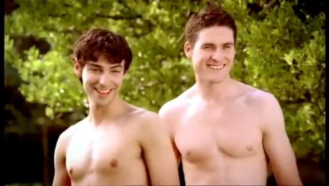 Aidan Turner en la playa