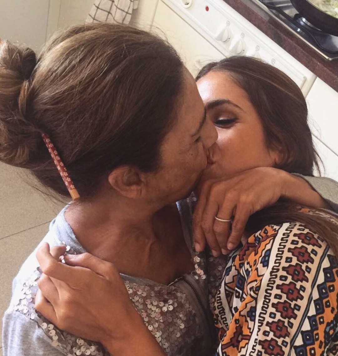 Madre e hija Beso real