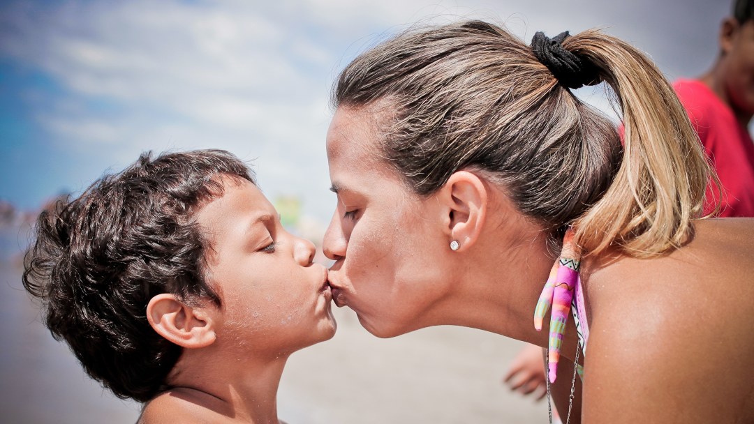 El niño besa a mamá