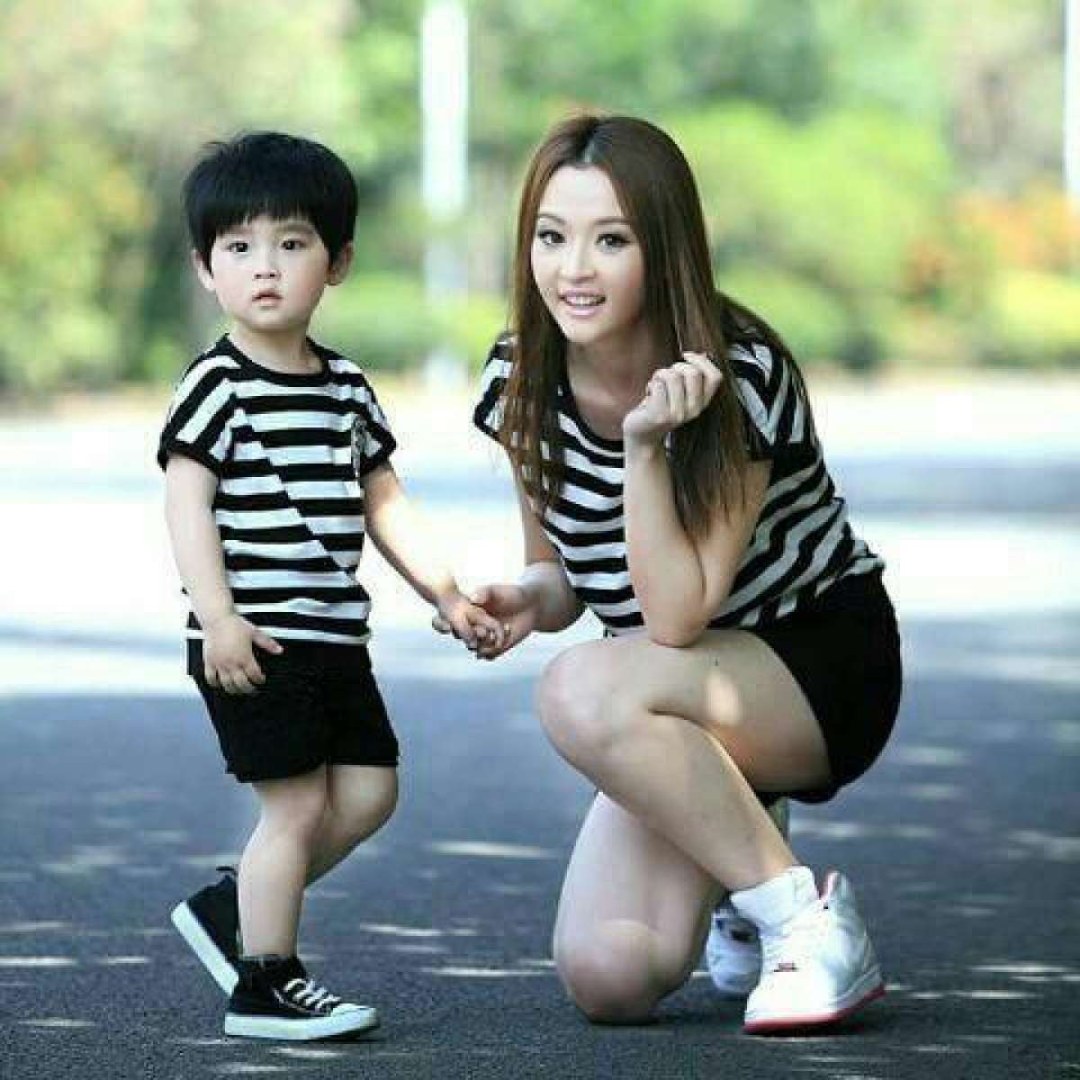 Niña coreana con un niño