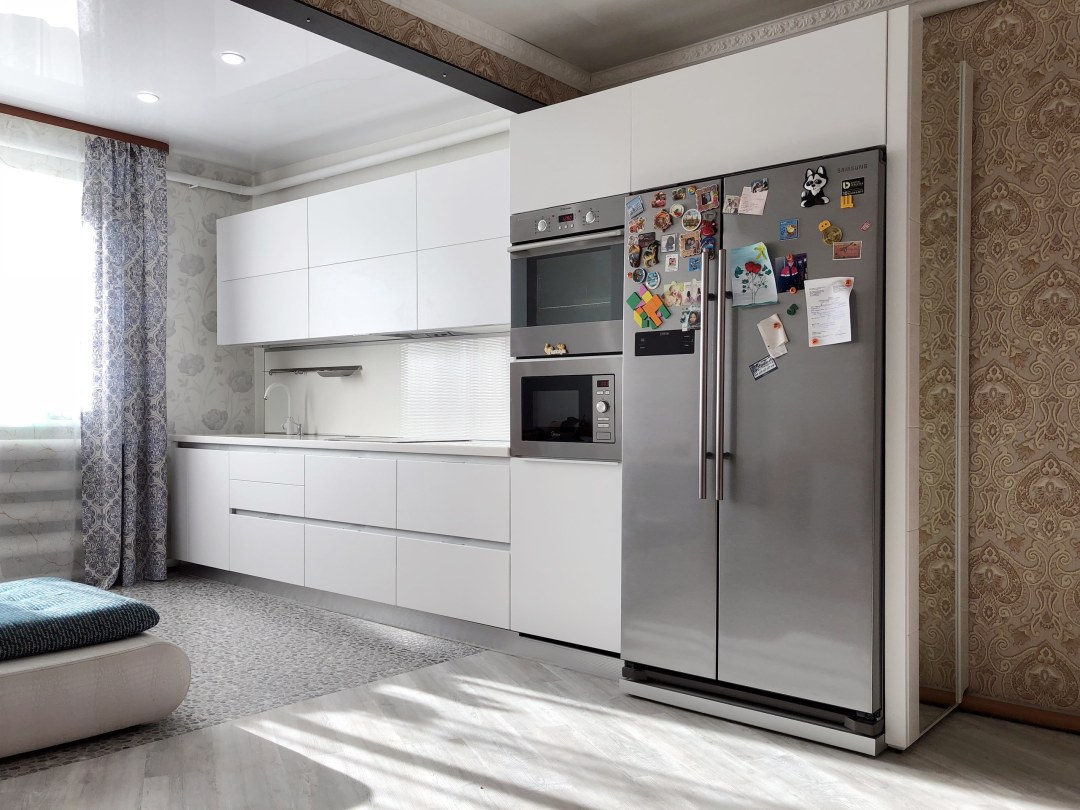Refrigerador blanco de dos puertas en el interior de la cocina
