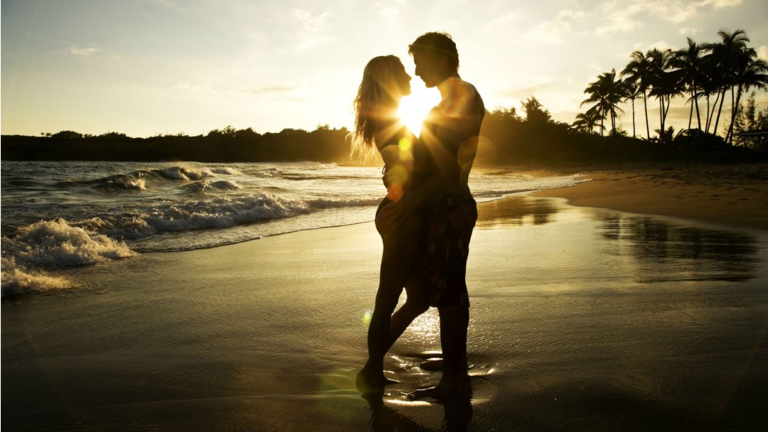 Amantes a orillas del mar