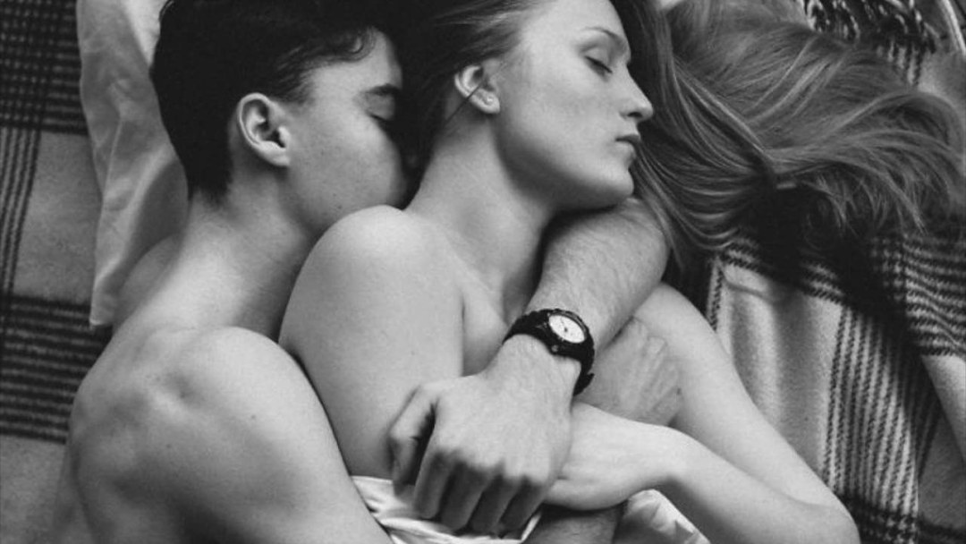 Chico y niña en la cama