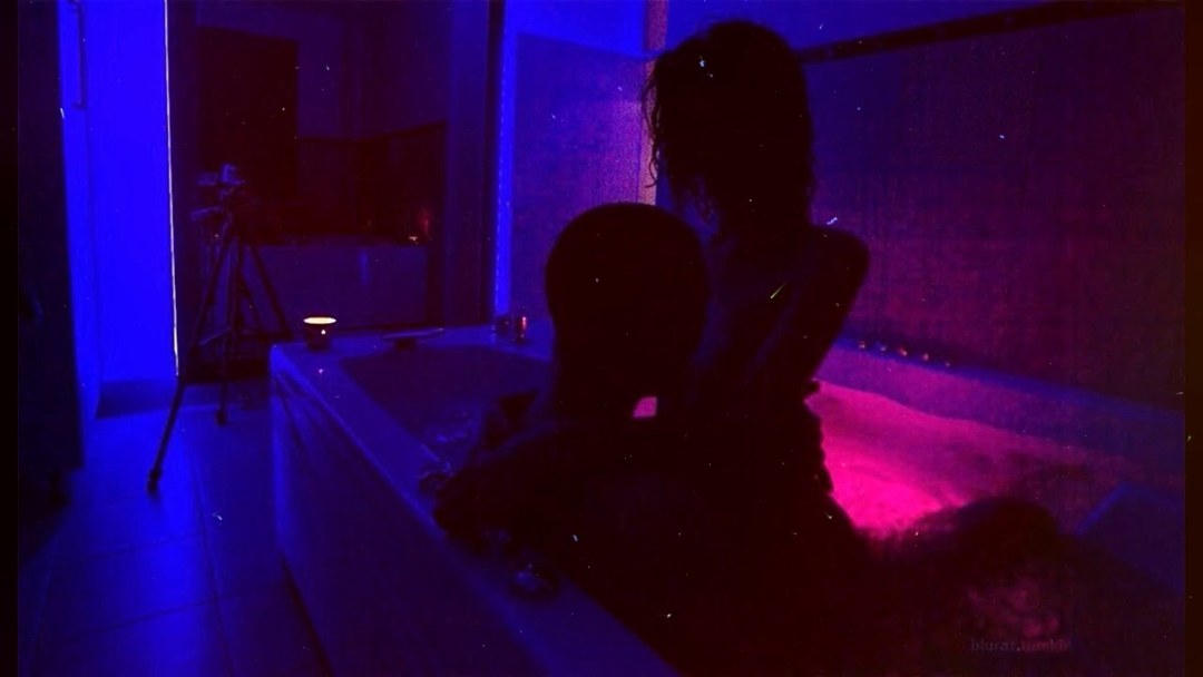 Foto en la chica de baño sin cara por la noche