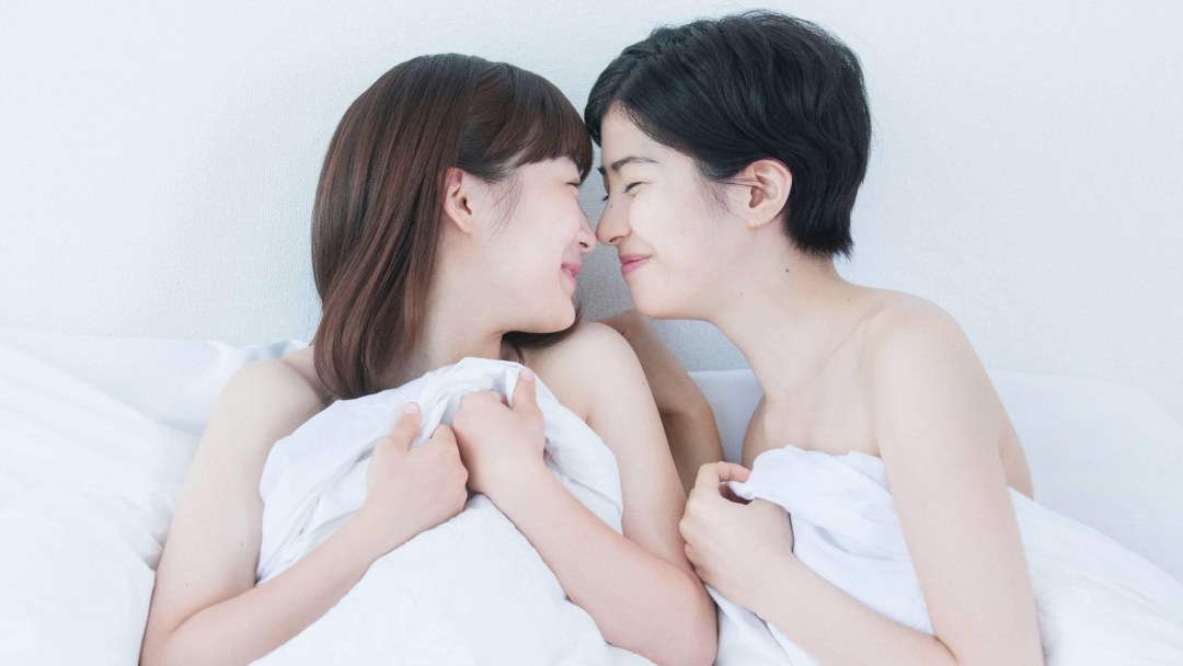 Pequeñas mujeres japonesas en el baño