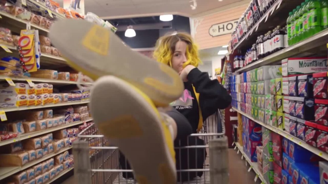 Violett Monroe peludo
