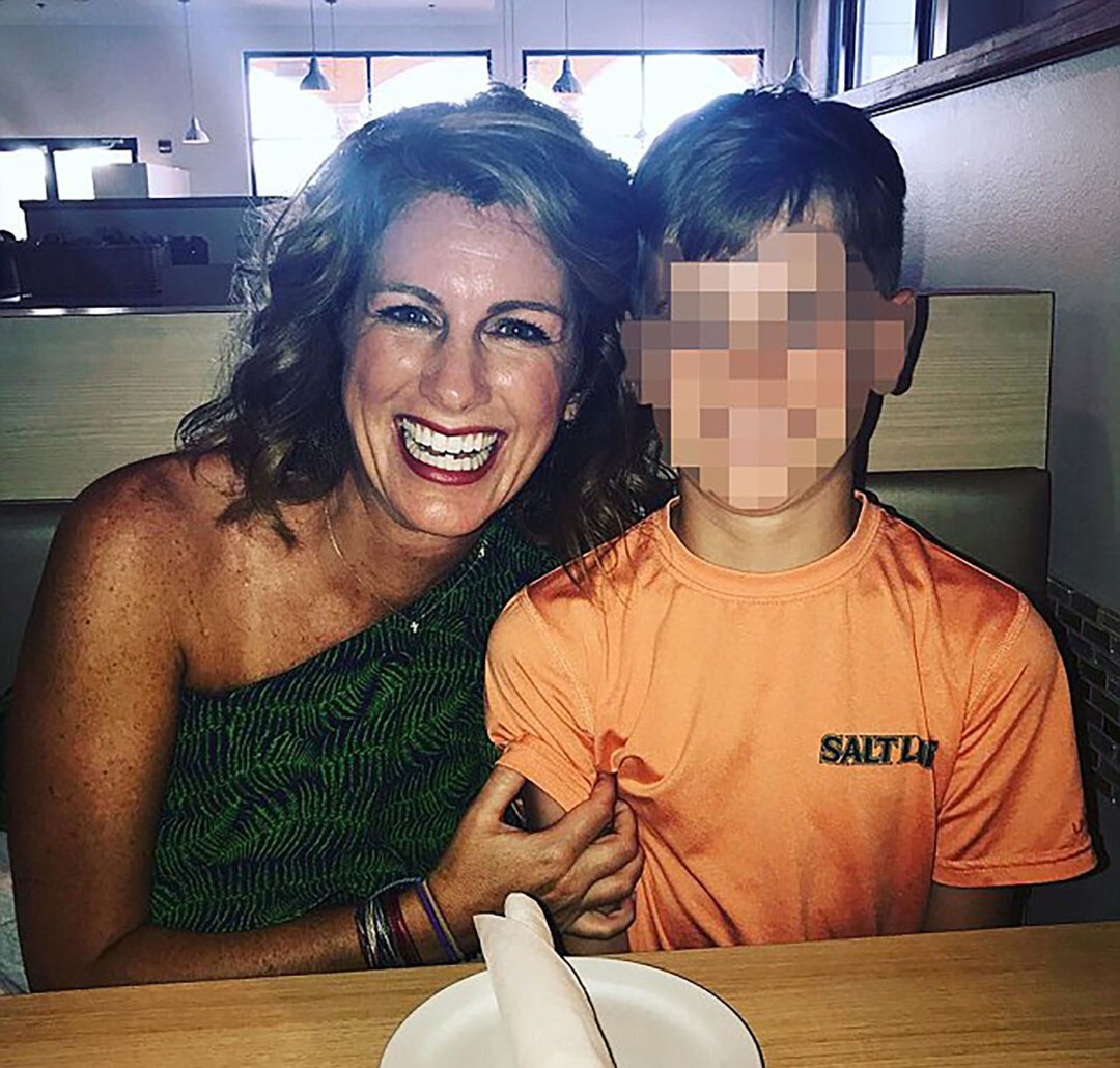 Madre e hijo hablando en la cama Brasas Foto de masturbación