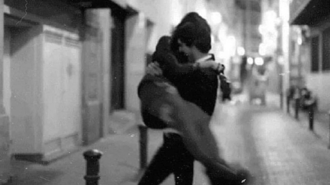 El chico abraza y círica a la chica
