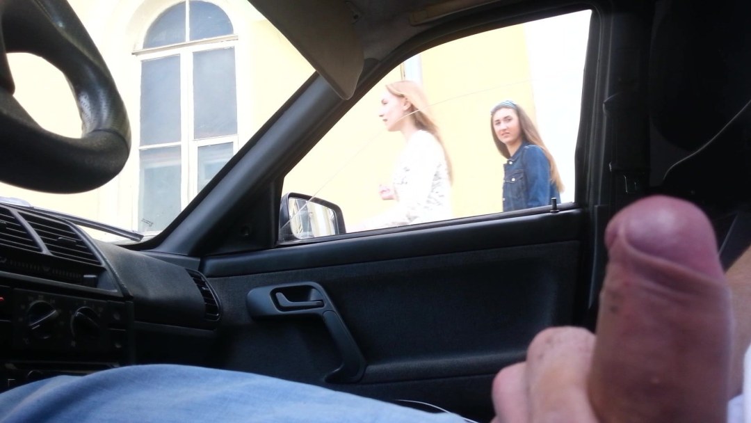 Exhibicionista en el coche