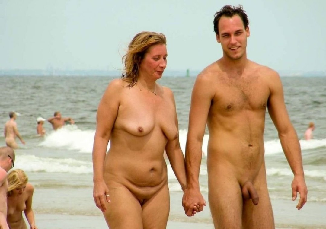 Mujeres desnudas con hijas en la playa