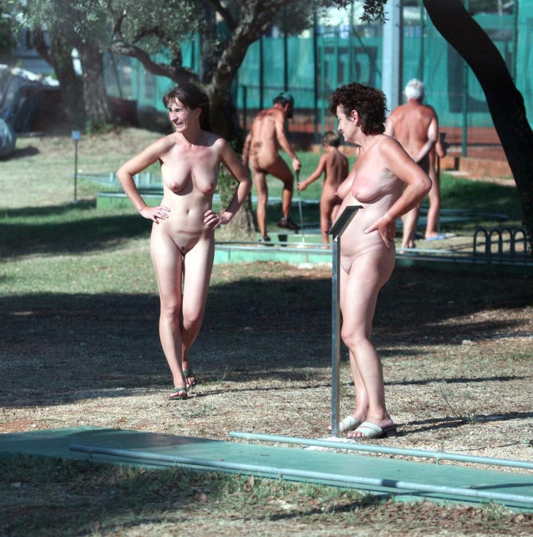 Mujeres desnudas en playas croatas