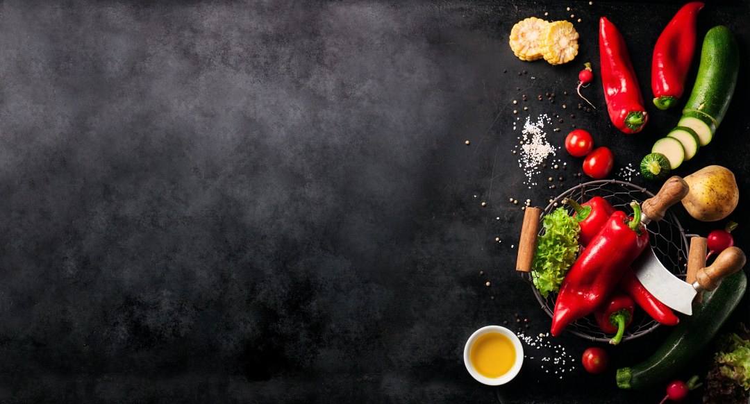 Verduras sobre un fondo oscuro