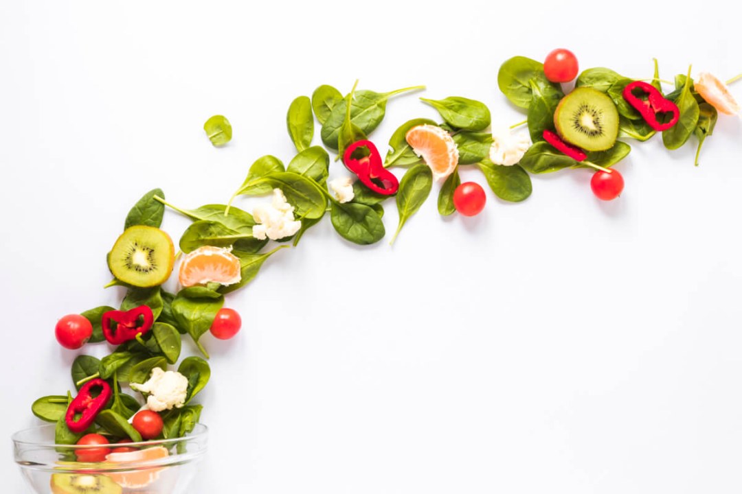 Verduras en una mesa blanca