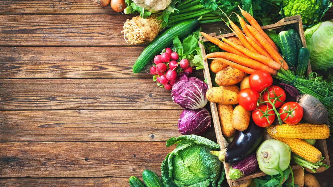 Frutas y verduras sobre un fondo de madera