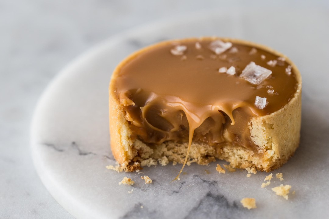 Dulces dispersos sobre un fondo blanco
