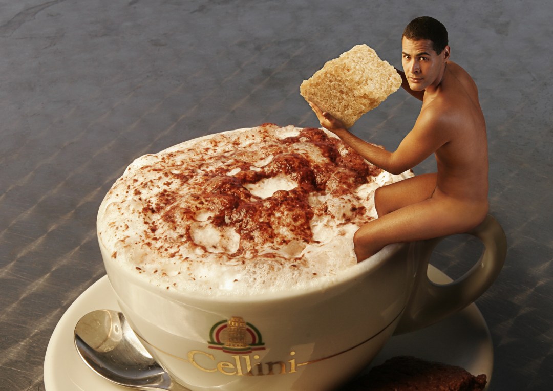 Hombre desnudo con una taza de café