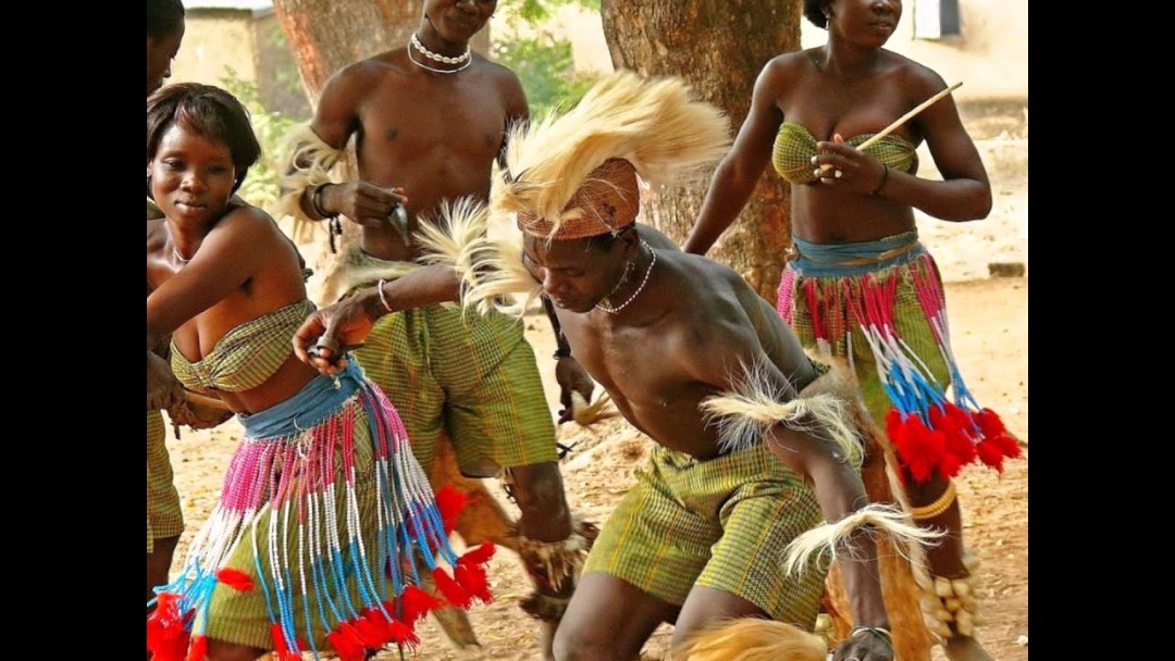 Tribus de África bailando