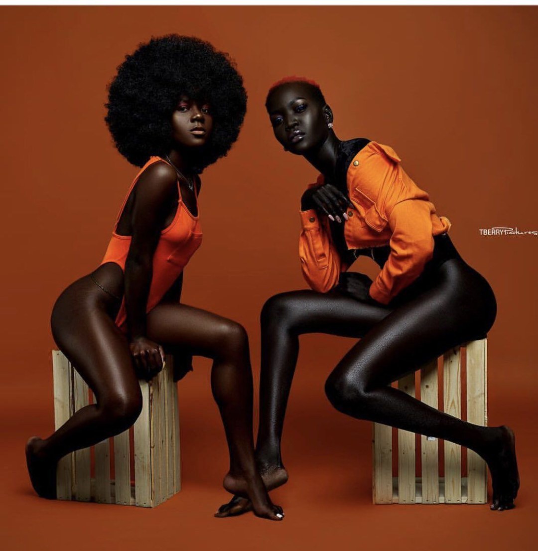 La silueta de una mujer africana bailosa