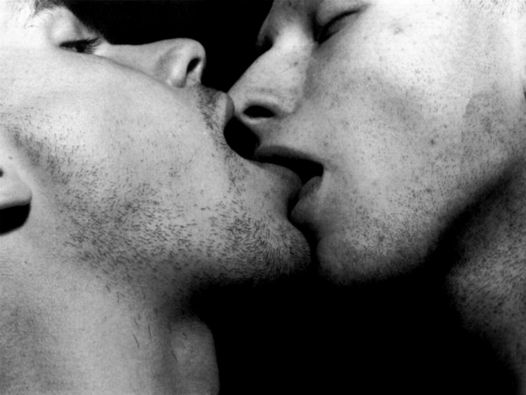 La niña esta de cerca