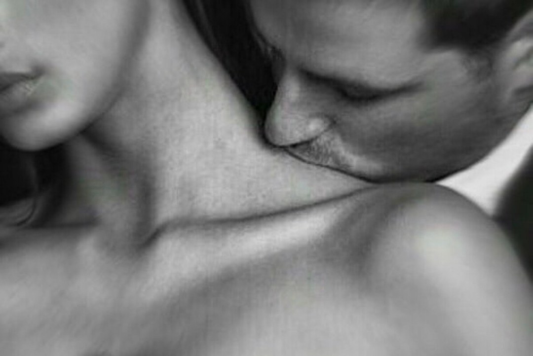 Beso tierno en el cuello