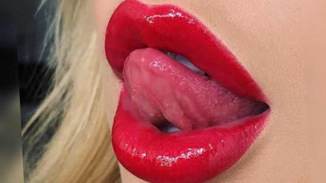 Hermosos labios están abiertos