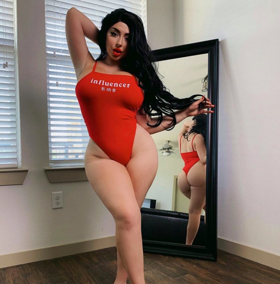 Ivy Doomkitty en un traje de baño