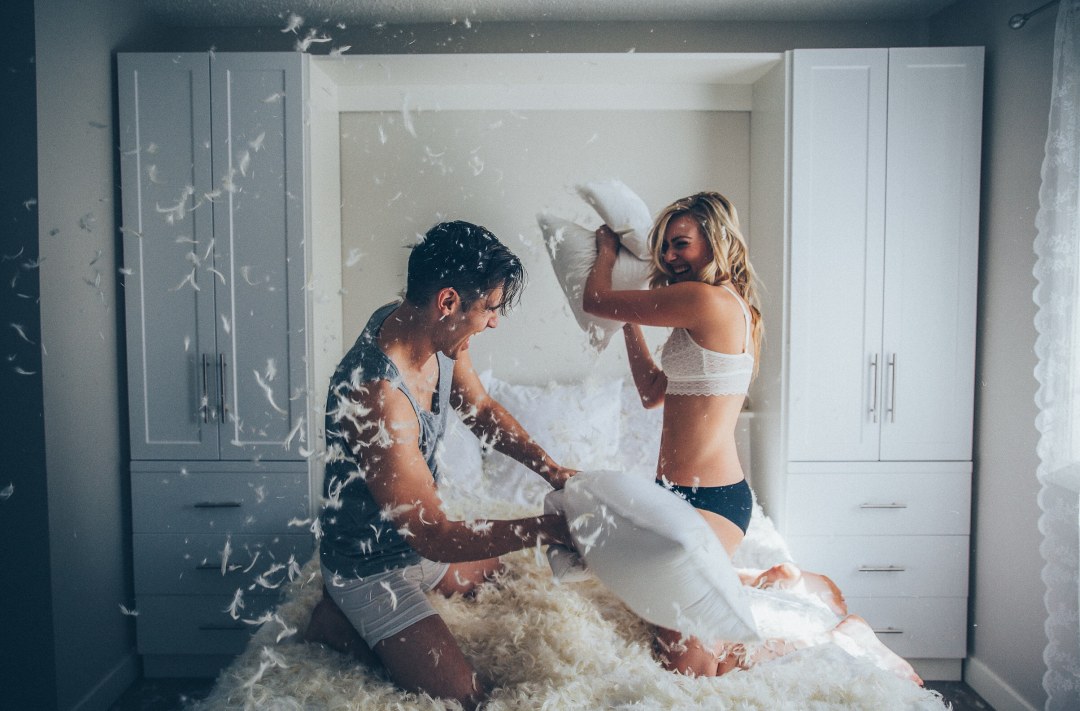 El hombre y la mujer están jugando