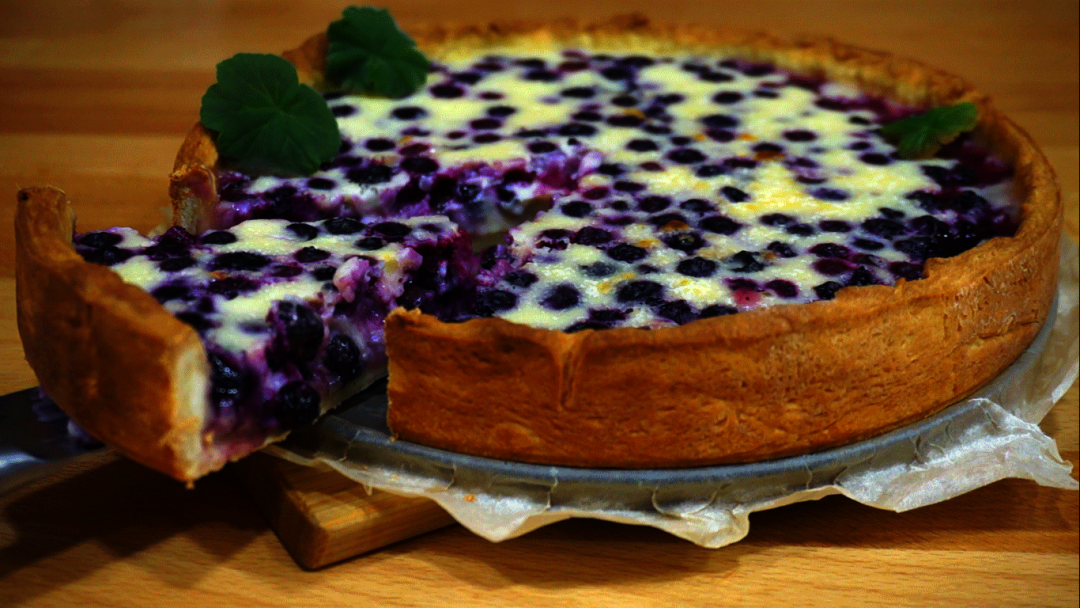 Pie de arena con bayas y crema agria