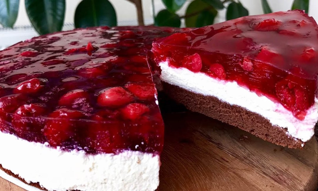 Pastel de queso de confinería de cereza