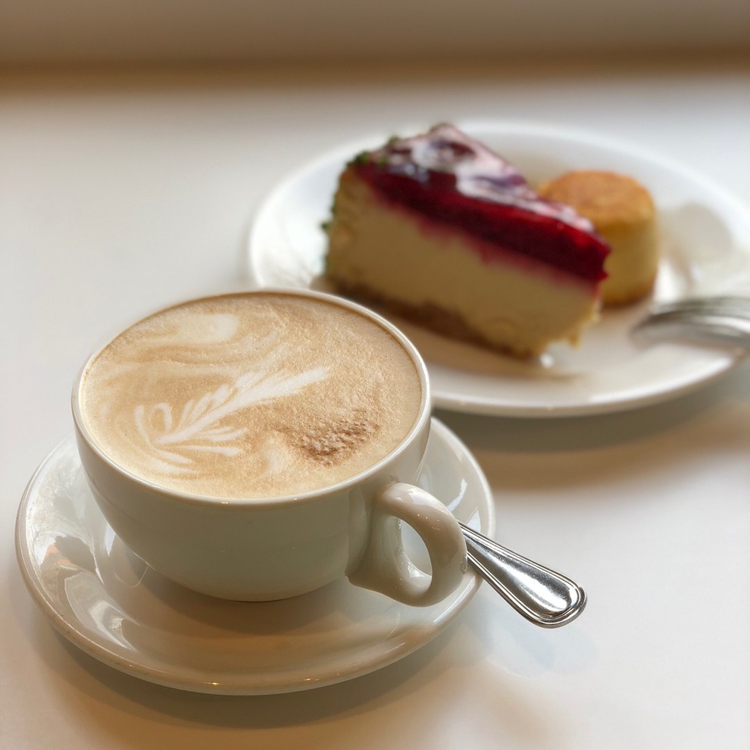 Café con pastel de queso