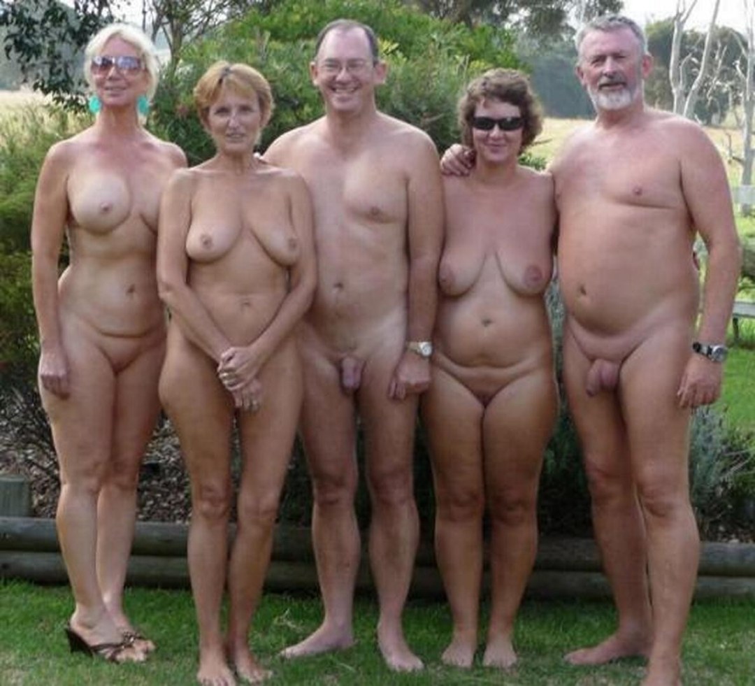 Familias nudistas desnudas