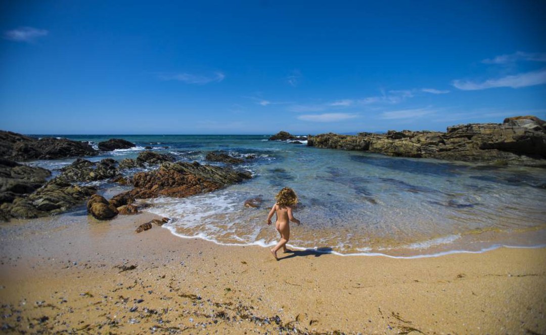 Ancianas nudistas en la playa