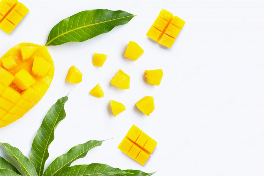 Piezas de mangos sobre un fondo blanco