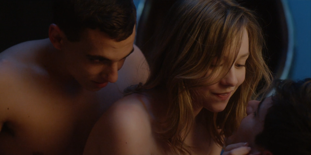 Escenas de cama de la serie Elite con Carla