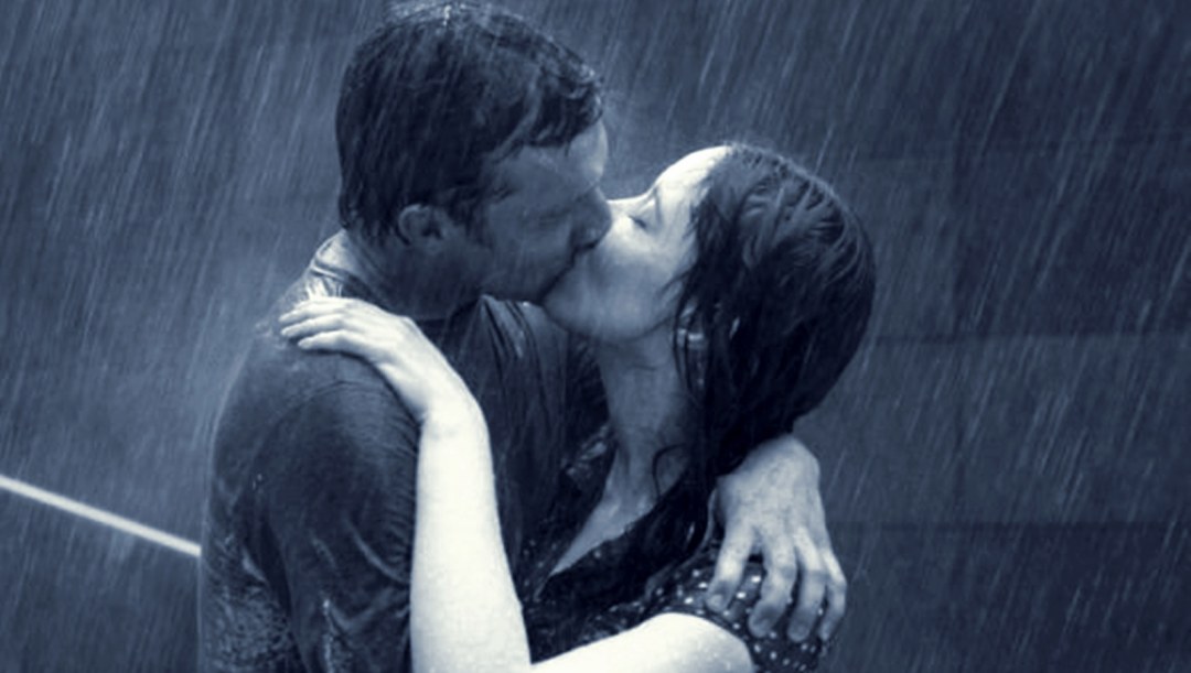 Una pareja bajo la lluvia